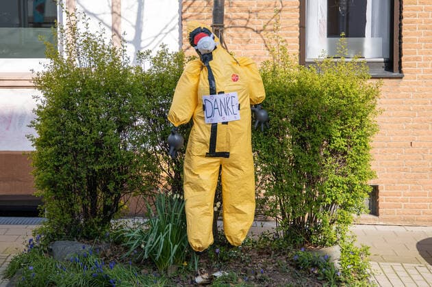 Anwohner der Schwanenstraße haben eine Figur mit einem Schutzanzug und Mundschutz und der Aufschrift Danke auf auf die Straße gestellt um den Mitarbeitern, Ärzten und Pflegern der K Plus St. Lukas Klinik in Solingen zu danken und sie zu motivieren Themenbild, Symbolbild, Coronavirus, Figur, Schutzanzug, Mundschutz, 27.03.20 Solingen NRW Deutschland