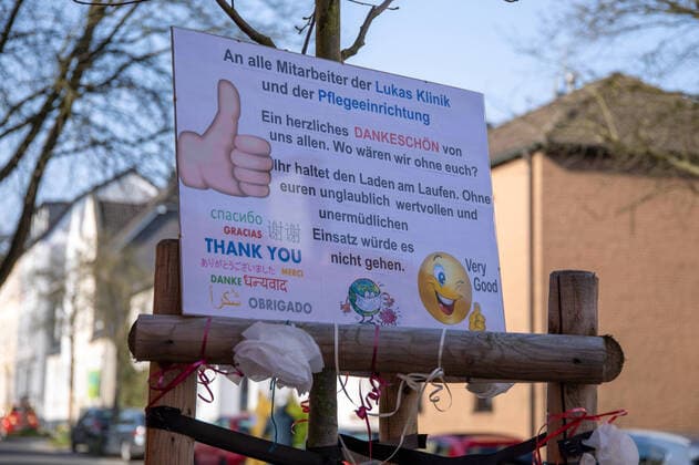 Anwohner der Schwanenstraße haben ein Schild mit der Aufschrift An alle Mitarbeiter der Lukas Klinik und der Pflegeeinrichtung Ein herzliches Dankeschön von uns allen. Wo wären wir ohne euch? Ihr haltet den Laden am laufen. Ohne euren unglaubliche wertvollen und unermütlichen Einsatz würde es nicht gehen an einem Straßenbaum befestigt um den Mitarbeitern, Ärzten und Pflegern der K Plus St. Lukas Klinik in Solingen zu danken und sie zu motivieren Themenbild, Symbolbild, Coronavirus, Plakate, 27.03.20 Solingen NRW Deutschland