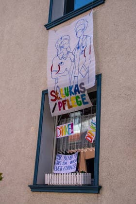 Anwohner der Schwanenstraße haben ein Transparent mit der Aufschrift Danke auf einem Fenster gehangen um den Mitarbeitern, Ärzten und Pflegern der K Plus St. Lukas Klinik in Solingen zu danken und sie zu motivieren Themenbild, Symbolbild, Coronavirus, Transparent, 27.03.20 Solingen NRW Deutschland