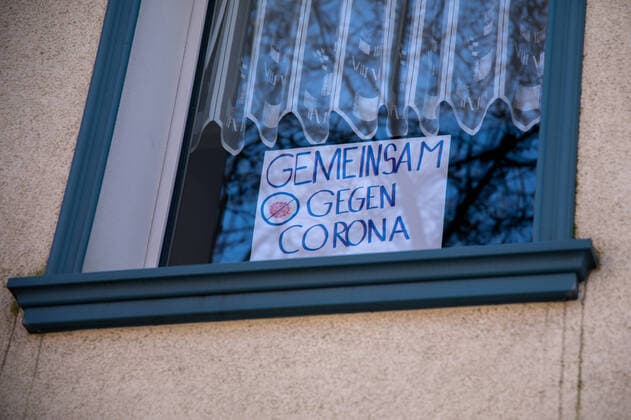 Anwohner der Schwanenstraße haben ein Schild mit der Aufschrift Gemeinsam gegen Corona in ein Fenster gehängt um den Mitarbeitern, Ärzten und Pflegern der K Plus St. Lukas Klinik in Solingen zu danken und sie zu motivieren Themenbild, Symbolbild, Coronavirus, Schild, Gemeinsam gegen Corona, 27.03.20 Solingen NRW Deutschland