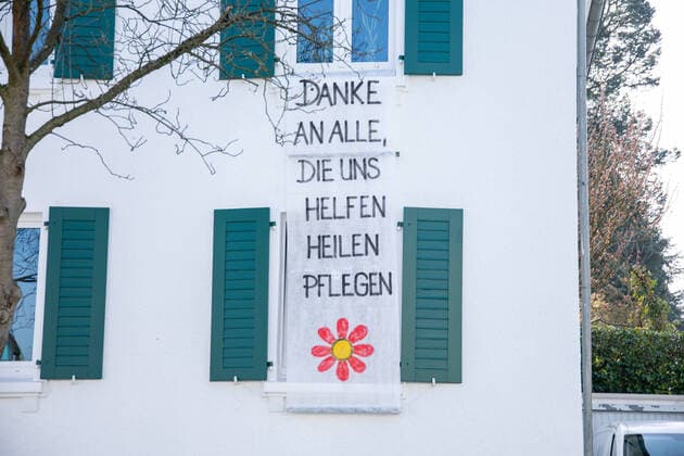 Anwohner der Schwanenstraße haben ein Transparent mit der Aufschrift Danke an alle die uns helfen, heilen, pflegen aus dem Fenster eines Wohnhauses gehängt um den Mitarbeitern, Ärzten und Pflegern der K Plus St. Lukas Klinik in Solingen zu danken und sie zu motivieren Themenbild, Symbolbild, Coronavirus, Banner, Transparent, 27.03.20 Solingen NRW Deutschland