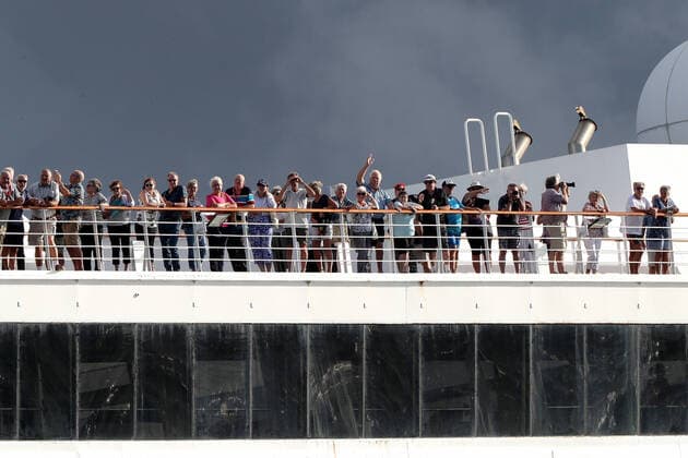COVID-19 CRUISE PASSENGERS PERTH, Passengers are seen on the Vasco da Gama cruise ship as it arrives into Fremantle harbour in Fremantle, Friday, March 27, 2020. 800 Australian passengers from the Vasco da Gama cruise ship will be quarantined either on WA s Rottnest Island or in a hotel for two weeks, while 9 people confirmed or suspected of being infected with coronavirus have disembarked from the Artania cruise ship and will be treated in Perth. ( NO ARCHIVING, EDITORIAL USE ONLY, NO USE IN BOOKS WITHOUT CONSENT PERTH WA AUSTRALIA  Copyright: xRICHARDxWAINWRIGHTx 20200327001460424204