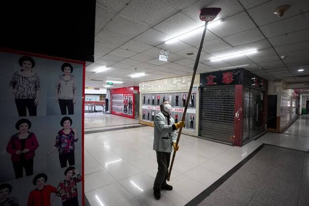 (200327) -- WUHAN, March 27, 2020 -- A staff member cleans the ceiling of a shopping mall at the Hanzheng Street in Wuhan, central China s Hubei Province, March 27, 2020. The shopping mall was thoroughly cleaned and disinfected before resumption of business. ) CHINA-HUBEI-WUHAN-SHOPPING MALL-DISINFECTION (CN) WangxYuguo 