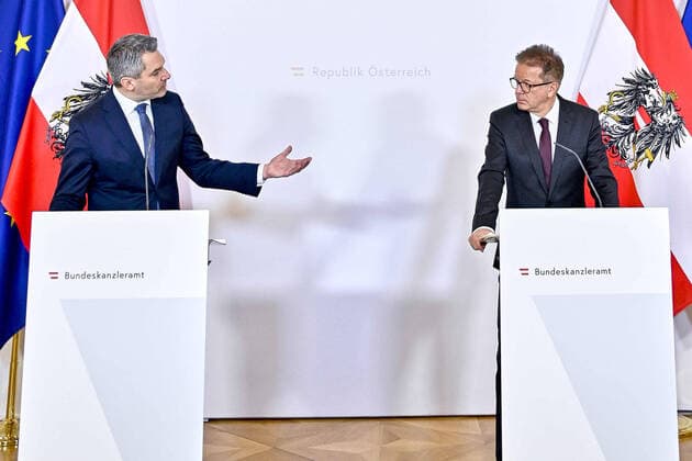 Download von www.picturedesk.com am 27.03.2020 (12:10). ABD0040_20200327 - WIEN - ÖSTERREICH: Innenminister Karl Nehammer (L ÖVP) und Gesundheitsminister Rudolf Anschober (Grüne) am Freitag, 27. März 2020, im Rahmen der Pressekonferenz Coronavirus - Aktuelles im Bundeskanzleramt in Wien. - FOTO: APA - CoronaBKA2020 - 20200327_PD1677 Presskonferenz Anschober Nehammer zu Coronavirus Krise