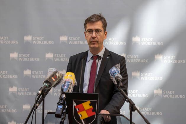 Wuerzburg, Rathaus, 27.03.2020, Pressekonferenz, Wie geht es weiter mit dem Pflegeheim Ehehaltenhaus, St. Nikolaus Bild: Bei der Pressekonferenz stellt Oberbuergermeister Christian Schuchardt klar, dass das Seniorenheim nicht evakuiert wird. Copyright: HMBxMedia xHeikoxBecker