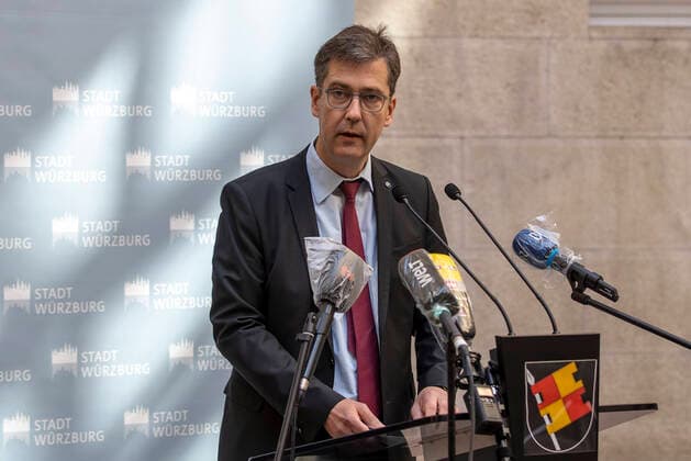 News Themen der Woche KW13 Wuerzburg, Rathaus, 27.03.2020, Pressekonferenz, Wie geht es weiter mit dem Pflegeheim Ehehaltenhaus, St. Nikolaus Bild: Bei der Pressekonferenz stellt Oberbuergermeister Christian Schuchardt klar, dass das Seniorenheim nicht evakuiert wird. Copyright: HMBxMedia xHeikoxBecker