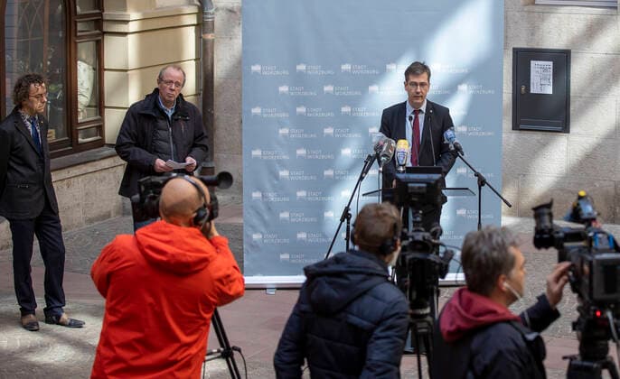 Wuerzburg, Rathaus, 27.03.2020, Pressekonferenz, Wie geht es weiter mit dem Pflegeheim Ehehaltenhaus, St. Nikolaus Bild: Bei der Pressekonferenz stellt Oberbuergermeister Christian Schuchardt klar, dass das Seniorenheim nicht evakuiert wird. Copyright: HMBxMedia xHeikoxBecker