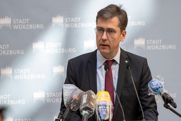 Wuerzburg, Rathaus, 27.03.2020, Pressekonferenz, Wie geht es weiter mit dem Pflegeheim Ehehaltenhaus, St. Nikolaus Bild: Bei der Pressekonferenz stellt Oberbuergermeister Christian Schuchardt klar, dass das Seniorenheim nicht evakuiert wird. Copyright: HMBxMedia xHeikoxBecker