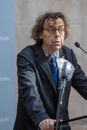 Wuerzburg, Rathaus, 27.03.2020, Pressekonferenz, Wie geht es weiter mit dem Pflegeheim Ehehaltenhaus, St. Nikolaus Bild: Dr. med. Michael Schwab (Chefarzt und Pandemie Arzt des Geriatriezentrum Buergerspital Wuerzburg) Copyright: HMBxMedia xHeikoxBecker