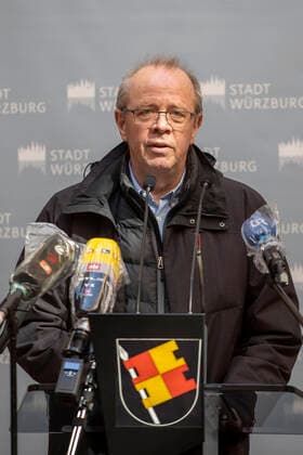 Wuerzburg, Rathaus, 27.03.2020, Pressekonferenz, Wie geht es weiter mit dem Pflegeheim Ehehaltenhaus, St. Nikolaus Bild: Dr. Johann Loew (Leiter des Gesundheitsamtes fuer Stadt und Landkreis Wuerzburg) Copyright: HMBxMedia xHeikoxBecker