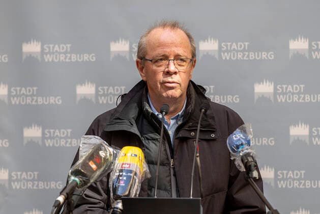 Wuerzburg, Rathaus, 27.03.2020, Pressekonferenz, Wie geht es weiter mit dem Pflegeheim Ehehaltenhaus, St. Nikolaus Bild: Dr. Johann Loew (Leiter des Gesundheitsamtes fuer Stadt und Landkreis Wuerzburg) Copyright: HMBxMedia xHeikoxBecker