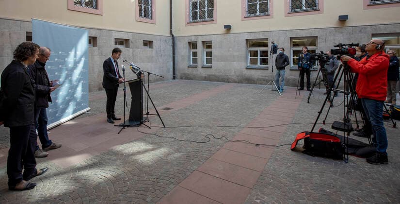 Wuerzburg, Rathaus, 27.03.2020, Pressekonferenz, Wie geht es weiter mit dem Pflegeheim Ehehaltenhaus, St. Nikolaus Bild: Grosser Medienandrang bei der PK mit Oberbuergermeister Christian Schuchardt im Hintergrund mit der Frage Wie geht es weiter mit dem Pflegeheim Ehehaltenhaus, St. Nikolaus Copyright: HMBxMedia xHeikoxBecker