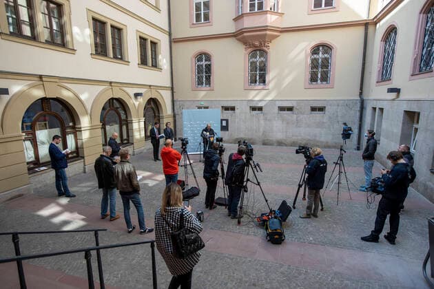 Wuerzburg, Rathaus, 27.03.2020, Pressekonferenz, Wie geht es weiter mit dem Pflegeheim Ehehaltenhaus, St. Nikolaus Bild: Grosser Medienandrang bei der PK mit Oberbuergermeister Christian Schuchardt mit der Frage Wie geht es weiter mit dem Pflegeheim Ehehaltenhaus, St. Nikolaus Copyright: HMBxMedia xHeikoxBecker