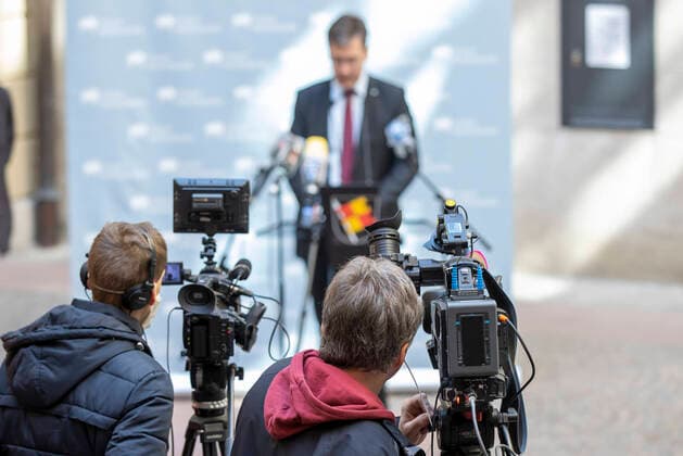 Wuerzburg, Rathaus, 27.03.2020, Pressekonferenz, Wie geht es weiter mit dem Pflegeheim Ehehaltenhaus, St. Nikolaus Bild: Grosser Medienandrang bei der PK mit Oberbuergermeister Christian Schuchardt im Hintergrund mit der Frage Wie geht es weiter mit dem Pflegeheim Ehehaltenhaus, St. Nikolaus Copyright: HMBxMedia xHeikoxBecker