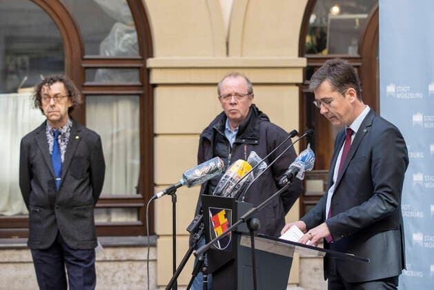 Wuerzburg, Rathaus, 27.03.2020, Pressekonferenz, Wie geht es weiter mit dem Pflegeheim Ehehaltenhaus, St. Nikolaus Bild: Bei der Pressekonferenz stellt Oberbuergermeister Christian Schuchardt klar, dass das Seniorenheim nicht evakuiert wird. v. l. Dr. med. Michael Schwab (Chefarzt und Pandemie Arzt des Geriatriezentrum Buergerspital Wuerzburg), Dr. Johann Loew (Leiter des Gesundheitsamtes fuer Stadt und Landkreis Wuerzburg) und Oberbuergermeister Christian Schuchardt Copyright: HMBxMedia xHeikoxBecker