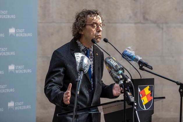 Wuerzburg, Rathaus, 27.03.2020, Pressekonferenz, Wie geht es weiter mit dem Pflegeheim Ehehaltenhaus, St. Nikolaus Bild: Dr. med. Michael Schwab (Chefarzt und Pandemie Arzt des Geriatriezentrum Buergerspital Wuerzburg) Copyright: HMBxMedia xHeikoxBecker