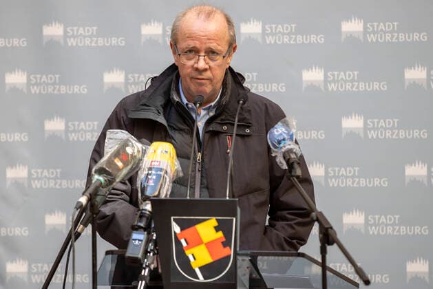 Wuerzburg, Rathaus, 27.03.2020, Pressekonferenz, Wie geht es weiter mit dem Pflegeheim Ehehaltenhaus, St. Nikolaus Bild: Dr. Johann Loew (Leiter des Gesundheitsamtes fuer Stadt und Landkreis Wuerzburg) Copyright: HMBxMedia xHeikoxBecker