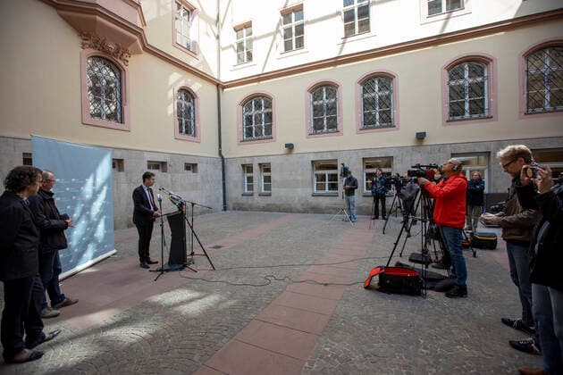 Wuerzburg, Rathaus, 27.03.2020, Pressekonferenz, Wie geht es weiter mit dem Pflegeheim Ehehaltenhaus, St. Nikolaus Bild: Grosser Medienandrang bei der PK mit Oberbuergermeister Christian Schuchardt im Hintergrund mit der Frage Wie geht es weiter mit dem Pflegeheim Ehehaltenhaus, St. Nikolaus Copyright: HMBxMedia xHeikoxBecker