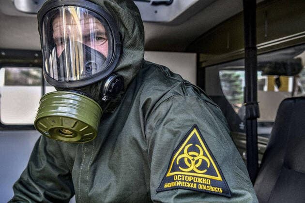 News Bilder des Tages RUSSIA - MARCH 27, 2020: Pictured in this video grab is a military officer in a hazmat suit and gas mask during an emergency response exercise by Russian Army chemical, biological and radiological defence troops based around a scenario of a virus outbreak. As of 27 March 2020, Russia has reported more than 1000 confirmed cases of the novel coronavirus. Video grab. Defence Ministry of the Russian Federation TASS  TS0D3872