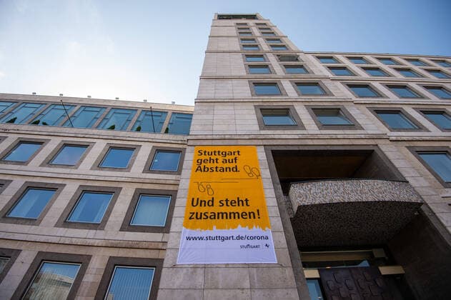 Coronavirus-COVID-19 Banner am Stuttgarter Rathaus : Stuttgart geht auf Abstand-Und steht zusammen. Stuttgart Mitte Baden-Württemberg Deutschland Copyright: xLeif-HendrikxPiechowskix