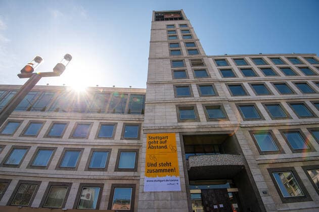 Coronavirus-COVID-19 Banner am Stuttgarter Rathaus : Stuttgart geht auf Abstand-Und steht zusammen. Stuttgart Mitte Baden-Württemberg Deutschland Copyright: xLeif-HendrikxPiechowskix