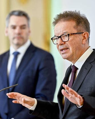 Download von www.picturedesk.com am 27.03.2020 (12:10). ABD0061_20200327 - WIEN - ÖSTERREICH: Innenminister Karl Nehammer (L ÖVP) und Gesundheitsminister Rudolf Anschober (Grüne) am Freitag, 27. März 2020, im Rahmen der Pressekonferenz Coronavirus - Aktuelles im Bundeskanzleramt in Wien. - FOTO: APA - CoronaBKA2020 - 20200327_PD1763 Presskonferenz Anschober Nehammer zu Coronavirus Krise  20200327_PD1763
