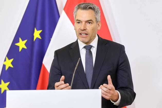 photonews.at BKA Andy Wenzel Handout - Wien 27.03.2020 - Heute am Vormittag fand im Bundeskanzleramt eine Pressekonferenz mit dem österreichischen Sozialminister sowie dem österreichischen Innenminister statt bei der es um den aktuellen Stand bei dem sich immer weiter verbreitenden Coronavirus ging. Vorläufig wurden keine neuen Massnahmen angekündigt. Wegen der Maßnahmen zur Eindämmung des Coronavirus hat die Regierung auch die Teilnahme von Medien an ihren Pressekonferenzen sehr einschgeschränkt. PHOTO: Innenminister Karl Nehammer (ÖVP), während der PK. Vienna (AUSTRIA) A press conference with the Austrian Minister of Social Affairs and the Austrian Minister of the Interior took place in the Federal Chancellery this morning. The topic was the current status of the increasingly widespread corona virus. No new measures have been anno 