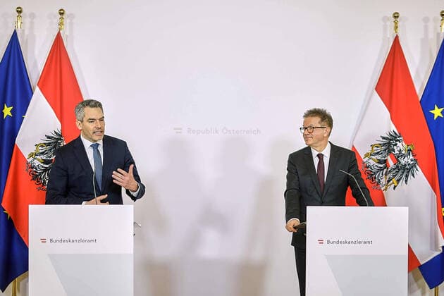 photonews.at BKA Andy Wenzel Handout - Wien 27.03.2020 - Heute am Vormittag fand im Bundeskanzleramt eine Pressekonferenz mit dem österreichischen Sozialminister sowie dem österreichischen Innenminister statt bei der es um den aktuellen Stand bei dem sich immer weiter verbreitenden Coronavirus ging. Vorläufig wurden keine neuen Massnahmen angekündigt. Wegen der Maßnahmen zur Eindämmung des Coronavirus hat die Regierung auch die Teilnahme von Medien an ihren Pressekonferenzen sehr einschgeschränkt. PHOTO: Sozialminister Rudolf Anschober (R Grüne), Innenminister Karl Nehammer (L ÖVP), während der PK. Vienna (AUSTRIA) A press conference with the Austrian Minister of Social Affairs and the Austrian Minister of the Interior took place in the Federal Chancellery this morning. The topic was the current status of the increasingly widespread 