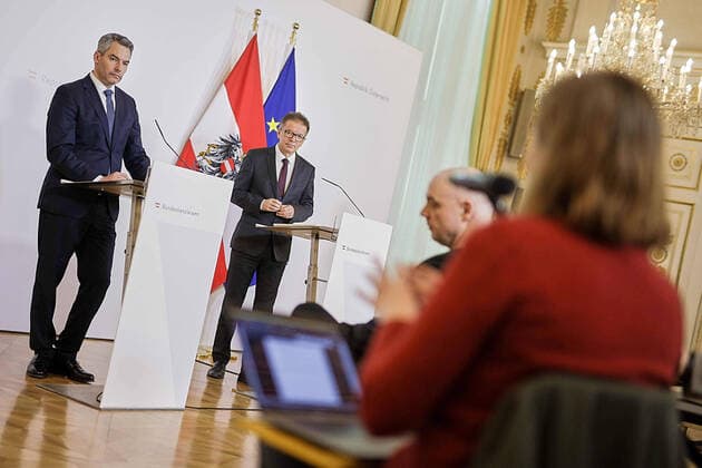 photonews.at BKA Andy Wenzel Handout - Wien 27.03.2020 - Heute am Vormittag fand im Bundeskanzleramt eine Pressekonferenz mit dem österreichischen Sozialminister sowie dem österreichischen Innenminister statt bei der es um den aktuellen Stand bei dem sich immer weiter verbreitenden Coronavirus ging. Vorläufig wurden keine neuen Massnahmen angekündigt. Wegen der Maßnahmen zur Eindämmung des Coronavirus hat die Regierung auch die Teilnahme von Medien an ihren Pressekonferenzen sehr einschgeschränkt. PHOTO: Sozialminister Rudolf Anschober (R Grüne), Innenminister Karl Nehammer (L ÖVP), während der PK. Vienna (AUSTRIA) A press conference with the Austrian Minister of Social Affairs and the Austrian Minister of the Interior took place in the Federal Chancellery this morning. The topic was the current status of the increasingly widespread 