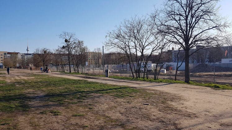 Nur wenige Touristen und Berliner im Berliner Mauerpark nach Kontaktverbot wegen Corona-Virus (Convid19) , Prenzlauer Berg, Berlin Nur wenige Touristen und Berliner im Berliner Mauerpark nach Kontaktverbot wegen Corona-Virus (Convid19) , Prenzlauer Berg, Berlin