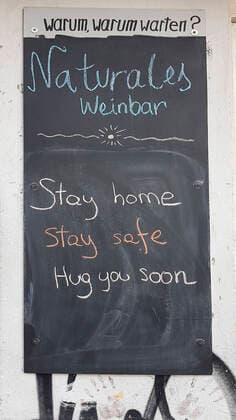 Weinbar in Neukölln geschlossen wegen Convid-19, Stay home, stay safe, Berlin, Deutschland Weinbar in Neukölln geschlossen wegen Convid-19, Stay home, stay safe, Berlin, Deutschland