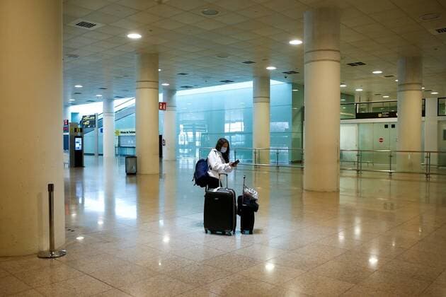A traveler is seen at terminal 1 at El Prat airport in Barcelona, Spain, 27 March 2020, that will be the only operative terminal because of the cancellation of flights due to the health crisis caused by the coronavirus spread. Spain faces the 13th consecutive day of national lockdown in an effort to slow down the spread of the pandemic COVID-19 disease caused by the SARS-CoV-2 coronavirus. Coronavirus in Spain !ACHTUNG: NUR REDAKTIONELLE NUTZUNG!  Copyright: xQuiquexGarcíax GRAFCAT3709 20200327-637209135773434942