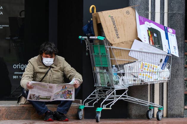 March 27, 2020, Valencia, VALENCIA, SPAIN: Illustration, Homeless man protected with mask reading a newspaper during the thirteenth day after the Government declared the state of alarm in Spain and recommended people to stay at home to fight coronavirus COVID-19 on March 27, 2020 in Valencia, Spain Valencia SPAIN - ZUMAa181 20200327_zaa_a181_088 Copyright: xIvanxTerronx