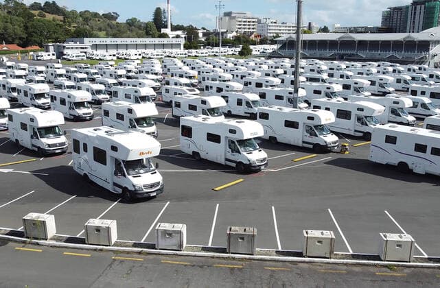 (200327) -- AUKLAND, March 27, 2020 (Xinhua) -- A large number of recreational vehicles (RV) are seen in a RV parking lot in Auckland, New Zealand, March 27, 2020. As an emergency and supplementary means of epidemic prevention measures, some big cities of New Zealand have prepared hundreds of RV as backup quarantine facility. (Xinhua) NEW ZEALAND-AUKLAND-COVID-19-RV 