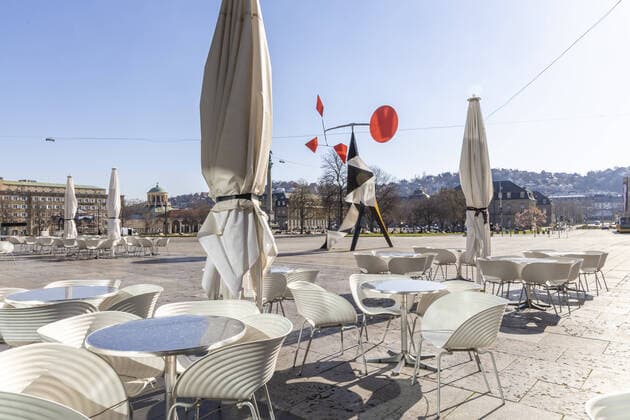Stuttgart, 27.03.2020: Schlossplatz mit Straßencafe, Stuttgart. Menschenleer. Auswirkungen der Corona-Krise. DEU, Deutschland, Baden-Württemberg