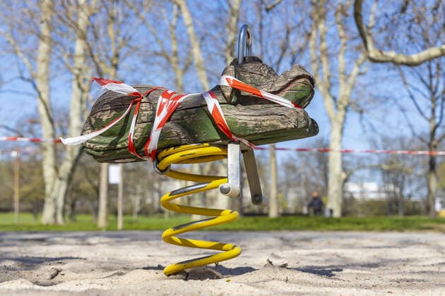 Stuttgart, 27.03.2020: Geschlossener Spielplatz im Rosensteinpark Stuttgart. Auswirkungen der Corona-Krise. DEU, Deutschland, Baden-Württemberg