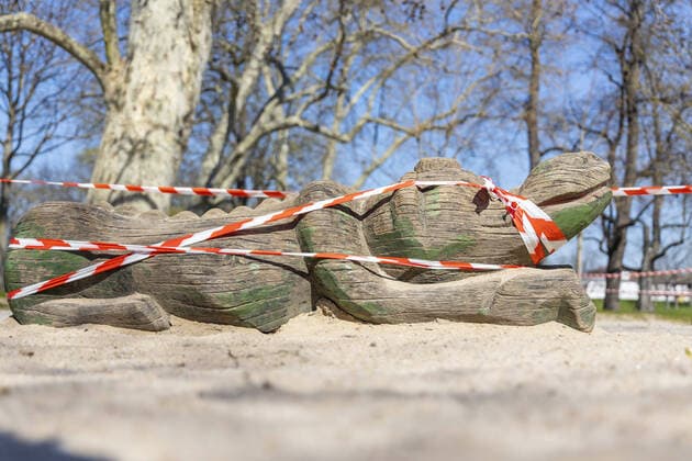 Stuttgart, 27.03.2020: Geschlossener Spielplatz im Rosensteinpark Stuttgart. Auswirkungen der Corona-Krise. DEU, Deutschland, Baden-Württemberg