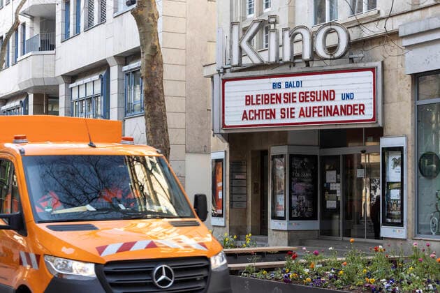 Stuttgart, 27.03.2020: Statt Kino-Highlight gute Wünsche: ein Lichtspielhaus in Stuttgart wünscht: Bleiben Sie gesund und achten Sie aufeinander. DEU, Deutschland, Baden-Württemberg