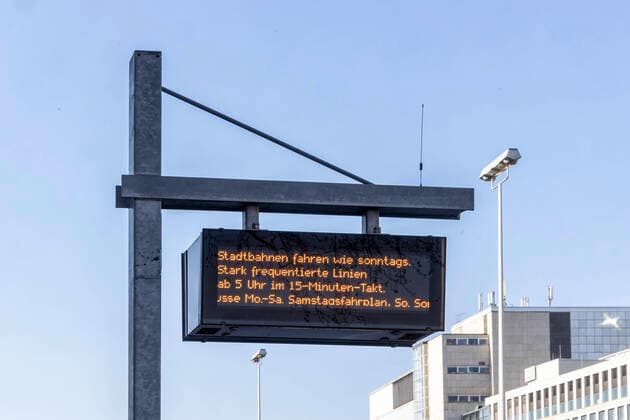 Stuttgart, 27.03.2020: Corona-Krise und die Auswirkungen: in Stuttgart fahren die Stadtbahnen seltener als gewöhnlich. Es gilt der reduzierte Wochenende-Fahrplan. DEU, Deutschland, Baden-Württemberg