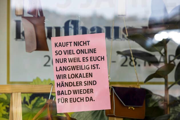 Stuttgart, 27.03.2020: Hilferuf im Schaufenster eines Geschäfts an der Stuttgarter Fußgängerzone Königstraße. Kauft nicht online aus Langeweile. Wir lokalen Händler sind bald wieder für euch da. DEU, Deutschland, Baden-Württemberg