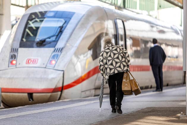Stuttgart, 27.03.2020: Zuhause bleiben, um das Gesundheitssystem nicht zu überfordern und Risikopatienten zu schützen. Nicht selten sind aber gerade alte Menschen auf den Straßen unterwegs wie hier am Hauptbahnhof Stuttgart. DEU, Deutschland, Baden-Württemberg