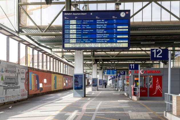 Stuttgart, 27.03.2020: Fahren Sie nur, wenn es unumgänglich ist. Die Bahn rät zum Verzicht auf Reisen. Anzeigentafel im Hauptbahnhof Stuttgart. DEU, Deutschland, Baden-Württemberg