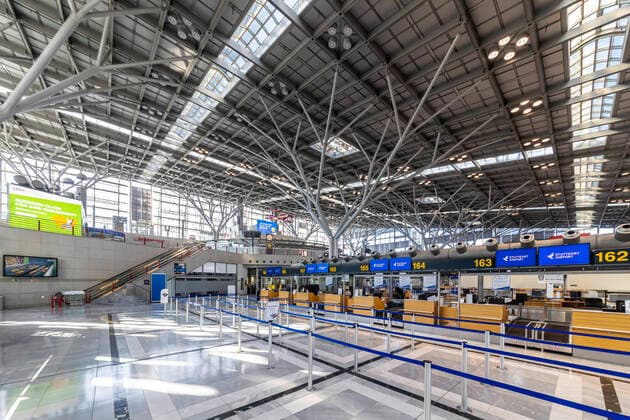 Stuttgart, 27.03.2020: Gespenstische Leere am Flughafen Stuttgart. Der Airport hat auf Notbetrieb umgestellt. Der Check-in in Terminal 1 ist vollständig geschlossen, Passagiere für täglich eine Handvoll Flüge werden über das Terminal 3 geleitet. DEU, Deutschland, Baden-Württemberg