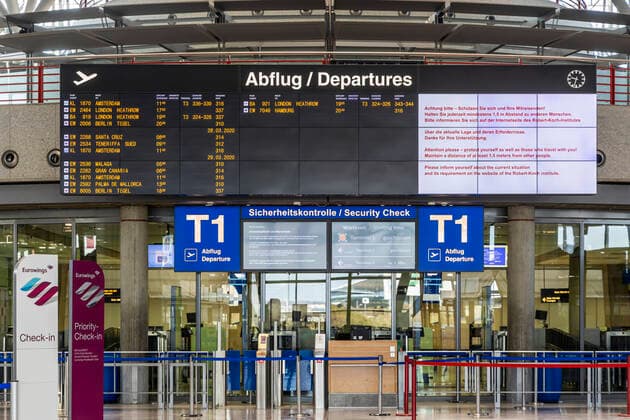 Stuttgart, 27.03.2020: Gespenstische Leere am Flughafen Stuttgart. Der Airport hat auf Notbetrieb umgestellt. Der Check-in in Terminal 1 ist vollständig geschlossen, Passagiere für täglich eine Handvoll Flüge werden über das Terminal 3 geleitet. DEU, Deutschland, Baden-Württemberg