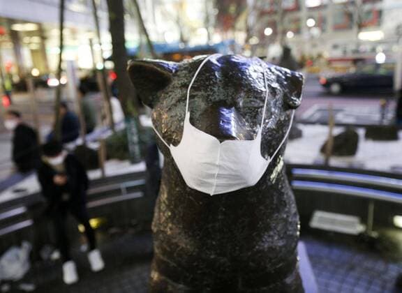 New coronavirus The Hachiko dog statue wears a mask in front of Tokyo s Shibuya Station on March 27, 2020, amid the spread of the new coronavirus. 