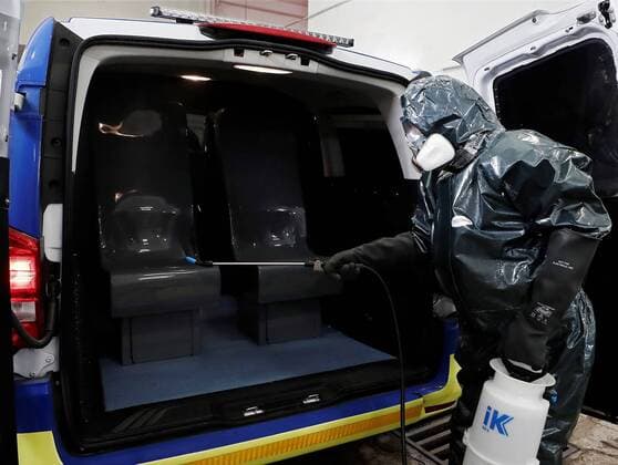 Local police disinfect a police vehicle at a garage in Pamplona, Spaiin, 27 March 2020. Cars and facilities of Pamplona s local police have been disinfected to prevent agents from getting infected with the coronavirus. Spain faces the 13th consecutive day of national lockdown in an effort to slow down the spread of the pandemic COVID-19 disease caused by the SARS-CoV-2 coronavirus. Coronavirus in Spain !ACHTUNG: NUR REDAKTIONELLE NUTZUNG!  Copyright: xJesúsxDigesx GRAFCAV3946 20200327-637209175269321584