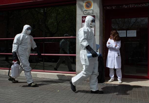 Members of Emergency Military Unit disinfect Marvi Park s geriatric in Barcelona, Spain, 27 March 2020. Spain faces the 13th consecutive day of national lockdown in an effort to slow down the spread of the pandemic COVID-19 disease caused by the SARS-CoV-2 coronavirus. E Coronavirus in Spain !ACHTUNG: NUR REDAKTIONELLE NUTZUNG!  Copyright: xEnricxFontcubertax GRAFCAT3730 20200327-637209194347349090