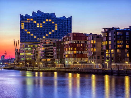 Das Hotel Westin Hamburg in der Elbphilharmonie leuchtet abends mit einem großen Herz Bleibt Gesund Â