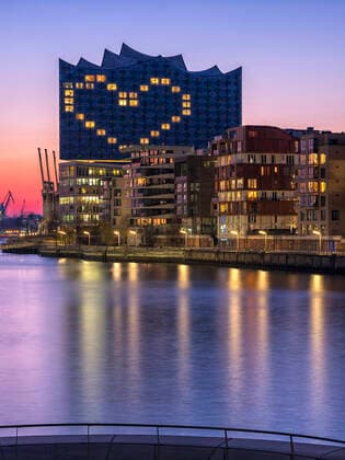 Das Hotel Westin Hamburg in der Elbphilharmonie leuchtet abends mit einem großen Herz Bleibt Gesund Â