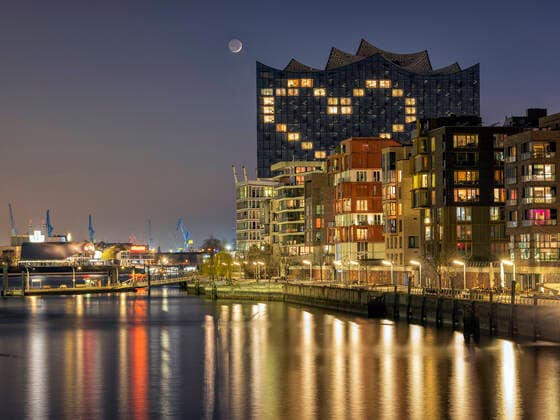 News Bilder des Tages Das Hotel Westin Hamburg in der Elbphilharmonie leuchtet abends mit einem großen Herz Bleibt Gesund Â